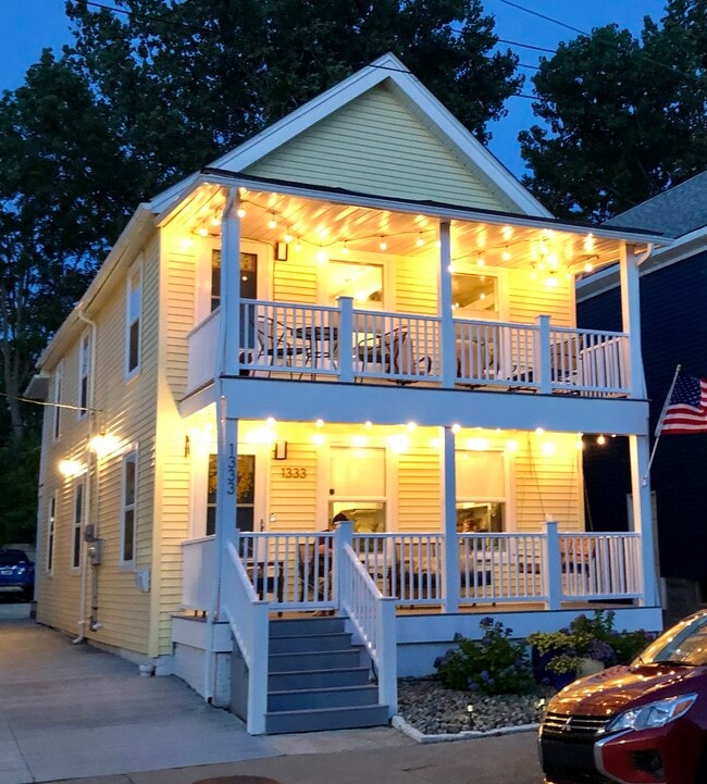 1333 W 67th St, Unit W67 up