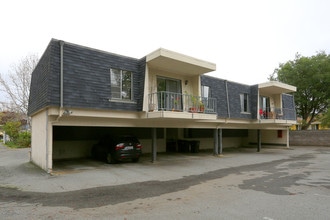 2712 Flores St in San Mateo, CA - Foto de edificio - Building Photo