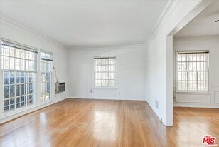 142 N Hamilton Dr in Beverly Hills, CA - Building Photo