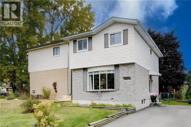 106 Cornerbrook Crescent in Waterloo, ON - Building Photo - Building Photo