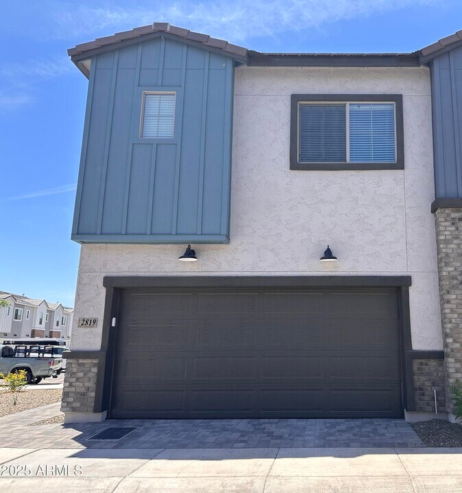 2819 W Red Fox Rd in Phoenix, AZ - Building Photo