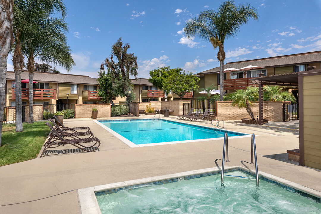 Foothill Village Apartments in Pomona, CA - Building Photo