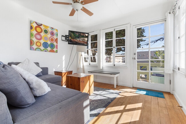 9 Sunset Ave, Unit Mid in Venice, CA - Building Photo - Building Photo