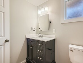 13710 156th Ave SE in Renton, WA - Foto de edificio - Building Photo