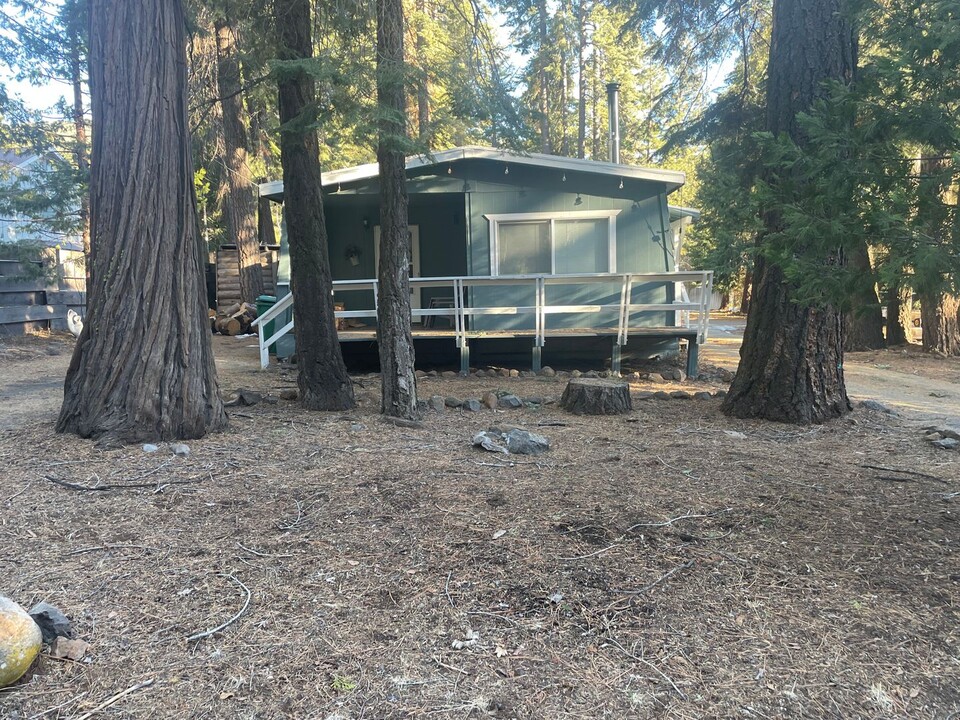 3748 Lake Almanor Dr in Westwood, CA - Foto de edificio