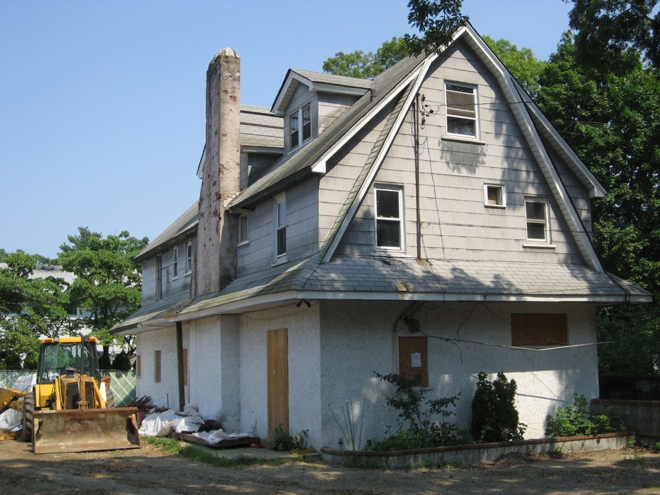 395 Roslyn Pl in East Meadow, NY - Building Photo