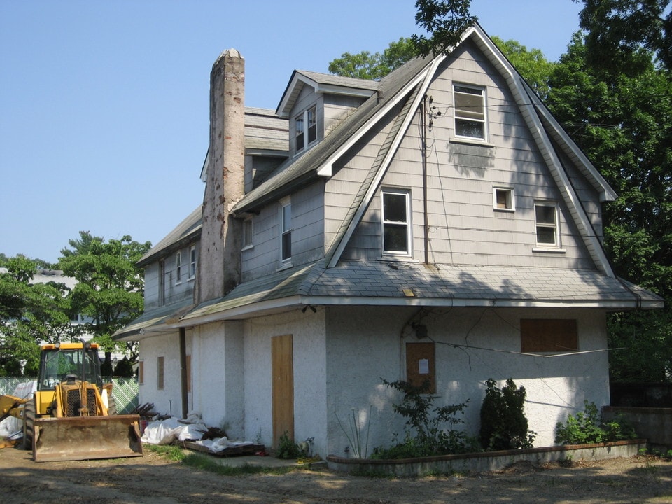 395 Roslyn Pl in East Meadow, NY - Foto de edificio