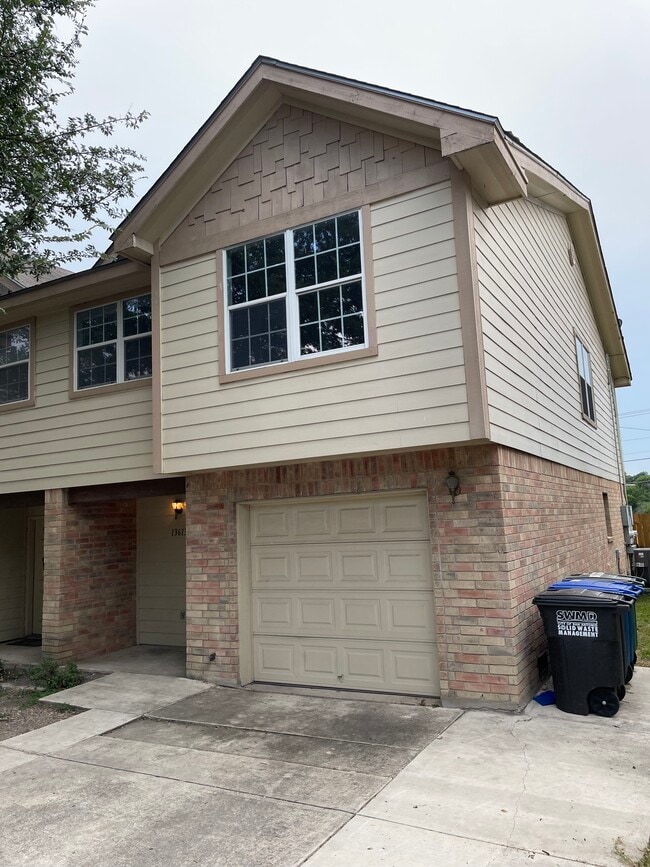 13613 Woodstone Way in San Antonio, TX - Foto de edificio - Building Photo