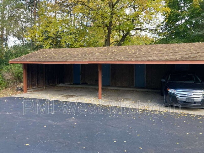 6043 In the Pines Dr SE in Grand Rapids, MI - Building Photo - Building Photo