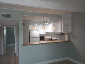 2124 NE 5th Ave, Unit 209 in Wilton Manors, FL - Building Photo - Building Photo
