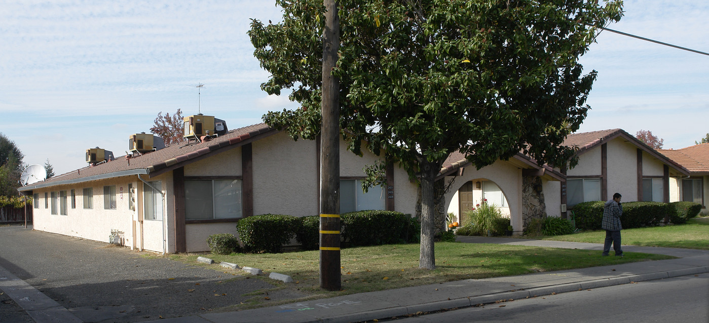 2401 N Winton Way in Atwater, CA - Foto de edificio