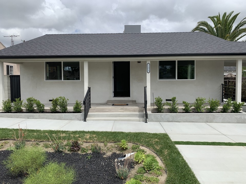 11315 Delano St in Los Angeles, CA - Building Photo