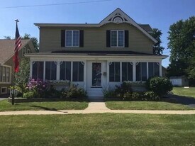 1619 Riverside Dr in McHenry, IL - Building Photo