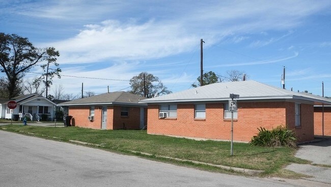 Terry Street in Houston, TX - Foto de edificio - Building Photo