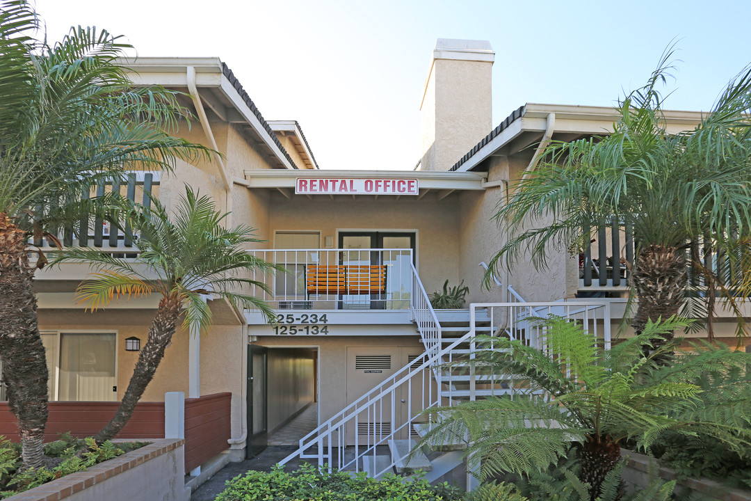 Benchmark Apartments in San Marcos, CA - Building Photo