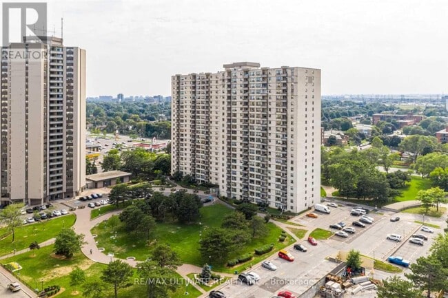 390 Dixon Rd in Toronto, ON - Building Photo - Building Photo