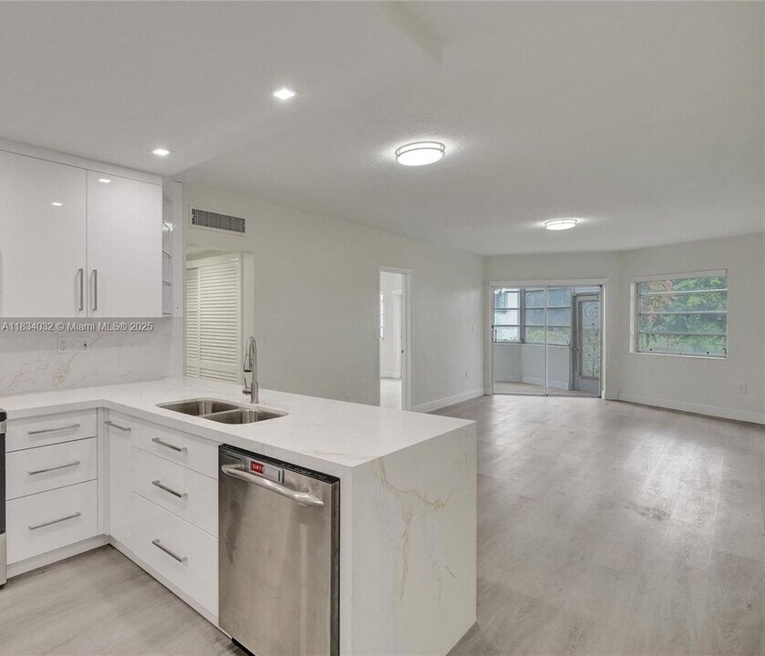 18720 NE 18th Ave in Miami, FL - Building Photo