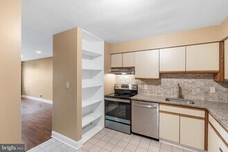 2 Avon Dr, Unit E in East Windsor, NJ - Building Photo - Building Photo