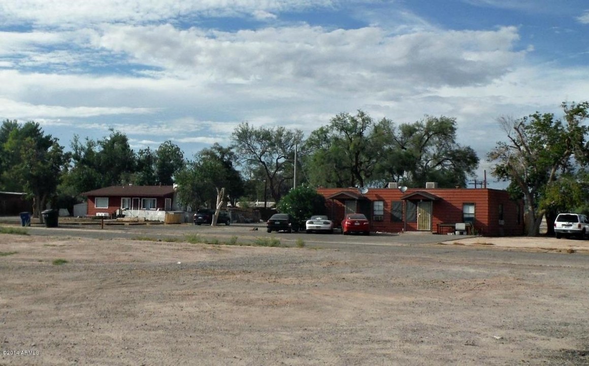 320 Cavaness Ave in Wickenburg, AZ - Foto de edificio