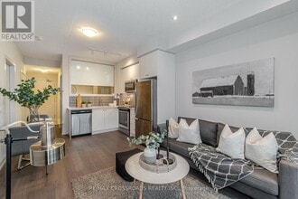 555 William Graham Dr in Aurora, ON - Building Photo - Building Photo