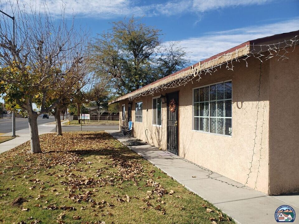 301 E Main St in Westmorland, CA - Building Photo