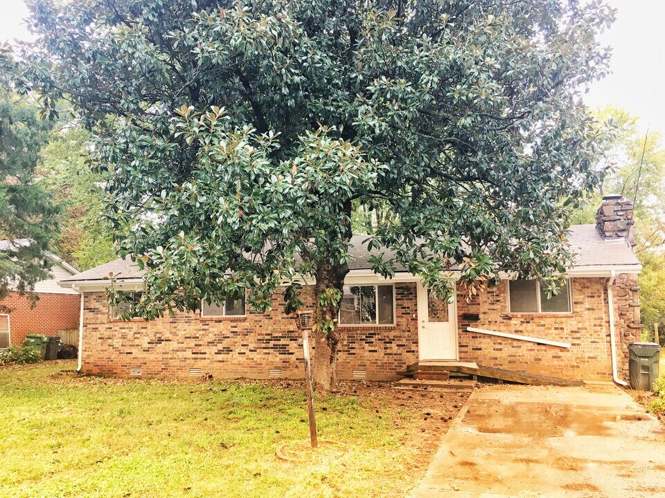 902 S 10th St in Rogers, AR - Building Photo