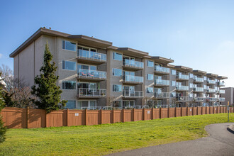 Bayview on the Lake in Kirkland, WA - Building Photo - Building Photo