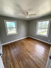 1254 W Mullan Ave in Waterloo, IA - Building Photo - Building Photo