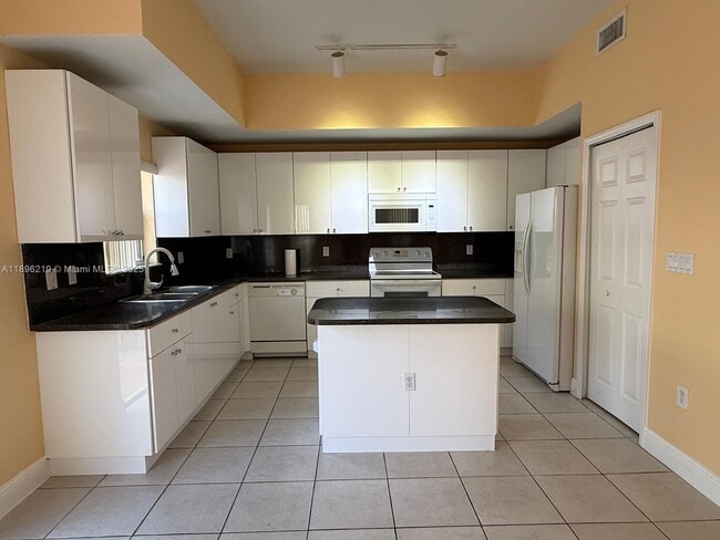 8899 SW 220th Ln in Cutler Bay, FL - Building Photo - Building Photo