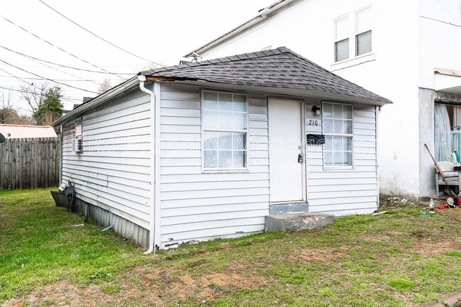 210 Clinton St in Harriman, TN - Building Photo - Building Photo
