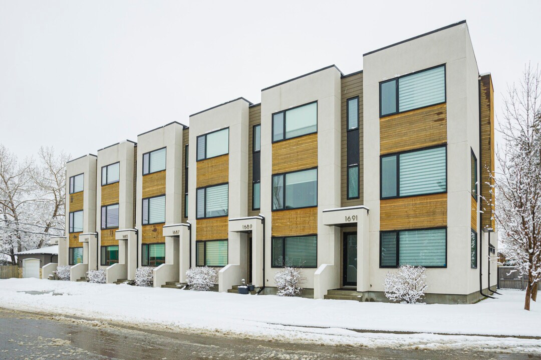 1687 37 Av SW in Calgary, AB - Building Photo