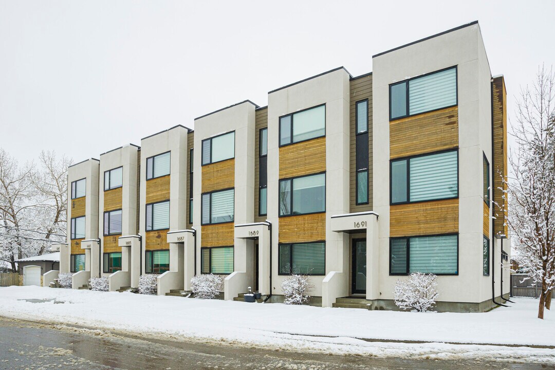 1687 37 Av SW in Calgary, AB - Building Photo