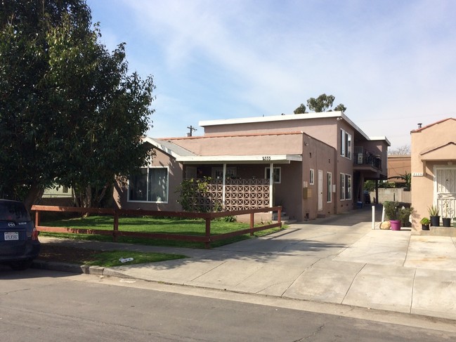 Carmona Apartments in Los Angeles, CA - Building Photo - Building Photo