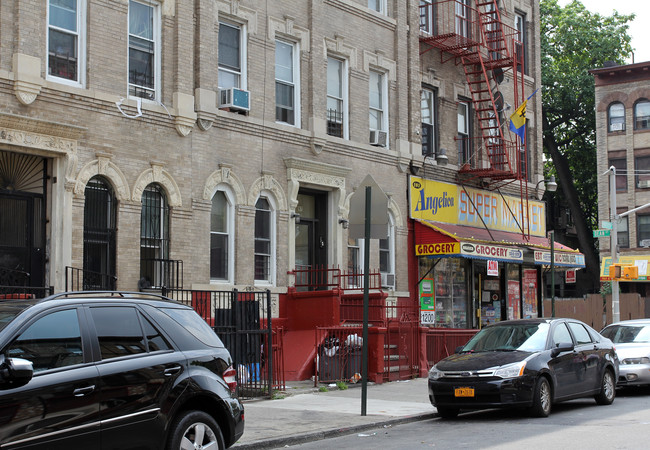 97 Kingston Ave in Brooklyn, NY - Foto de edificio - Building Photo