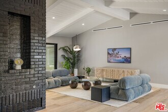 8400 Mulholland Dr in Los Angeles, CA - Building Photo - Building Photo