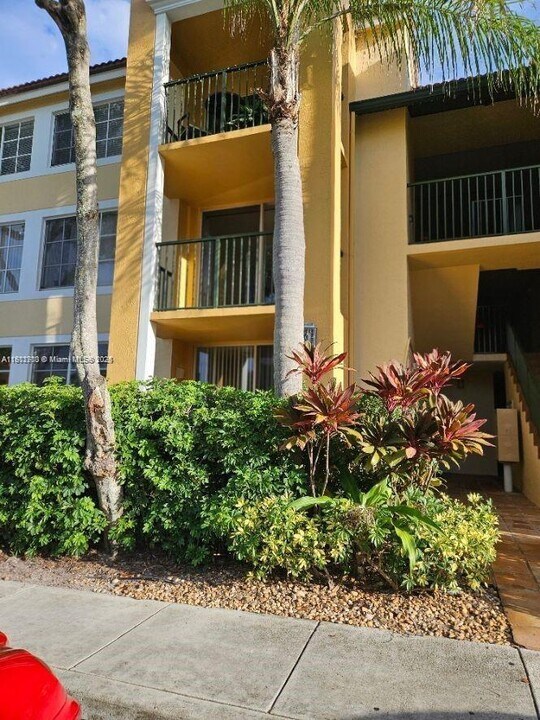 111 Yacht Club Way in Hypoluxo, FL - Building Photo