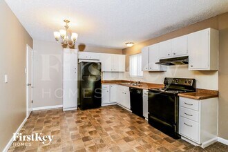 6370 Silver Fox Dr in Florissant, MO - Building Photo - Building Photo