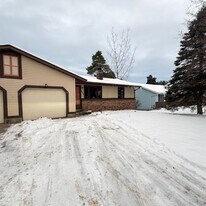 6670 Pleasantview St NE in Rockford, MI - Building Photo