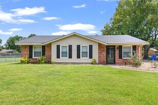 111 Lori St in Prattville, AL - Building Photo