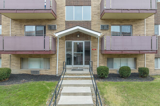 West Creek Heights in Cleveland, OH - Building Photo - Building Photo