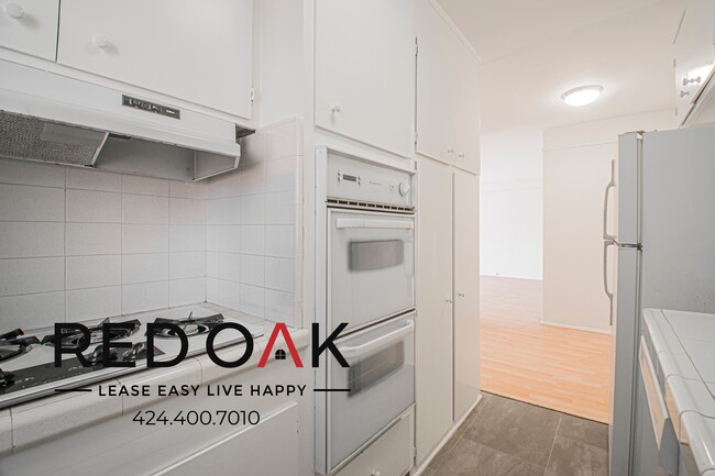 1327 Laurel Ave in West Hollywood, CA - Building Photo - Building Photo