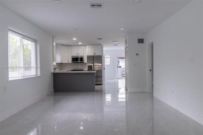 2227 SW 17th St in Miami, FL - Foto de edificio - Building Photo
