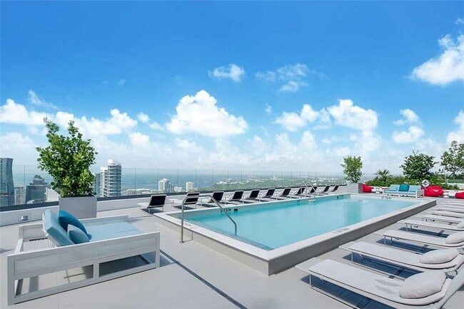 45 SW 9th St, Unit 3010 in Miami, FL - Building Photo - Building Photo