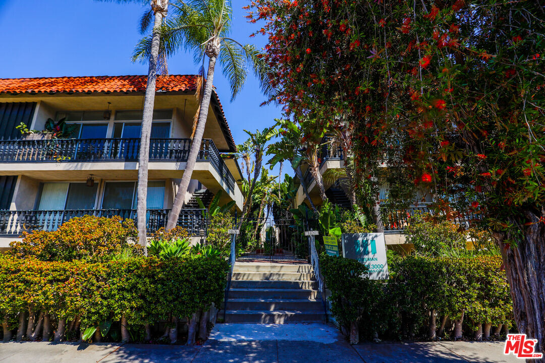 11978 Kiowa Ave in Los Angeles, CA - Building Photo