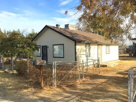 132 Hopkins Ave in Bakersfield, CA - Building Photo