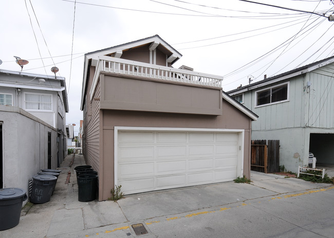 126 42nd St in Newport Beach, CA - Foto de edificio - Building Photo