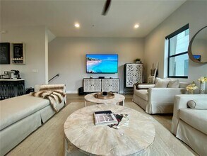 1332 W Gray St in Tampa, FL - Building Photo - Building Photo