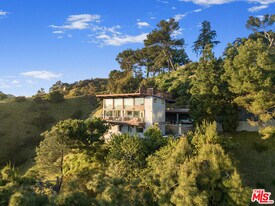 1735 Summitridge Dr in Beverly Hills, CA - Building Photo