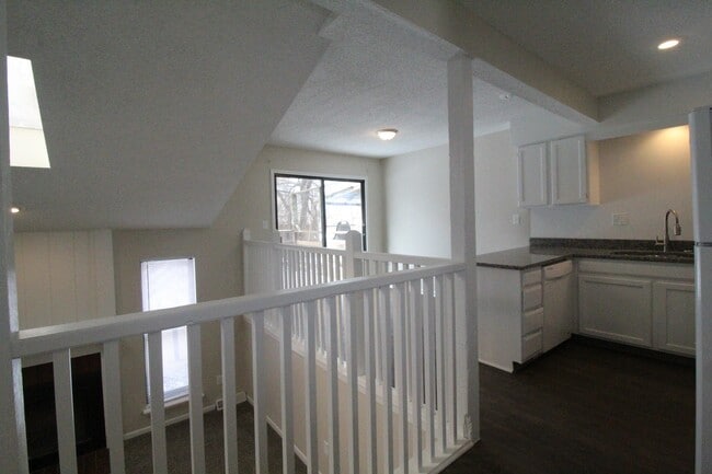 109 S Saxony Dr in Olathe, KS - Building Photo - Building Photo