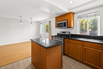 18333 Hatteras St, Unit 41 in Tarzana, CA - Building Photo - Building Photo